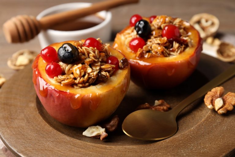 concept tasty food with baked apples close up (1)